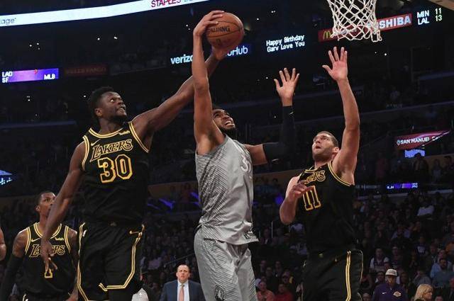 NBA季后赛次轮，巴特勒40分抢断绝杀热火晋级